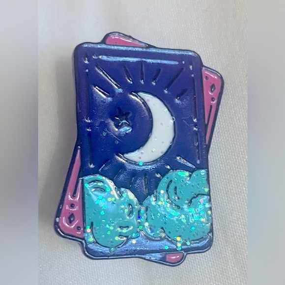 THE TAROT CARDS ENAMEL LAPEL PIN - Picture 2 of 2